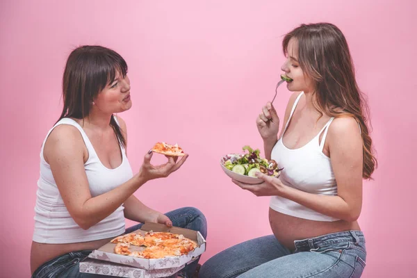 분홍색 청바지와 티셔츠 여성의 우정에 피자를 임산부 — 스톡 사진