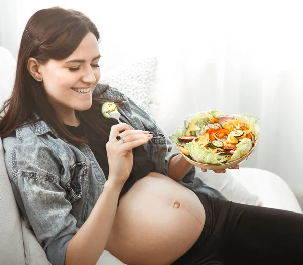 집에서 샐러드를 임신과 생활의 — 스톡 사진