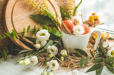 Mutlu Paskalya arka plan. Bir yuvaya pencerenin yakınındaki çiçek dekorasyonu ile Paskalya yumurtası. Bıldırcın yumurtası. Mutlu Paskalya kavramı.