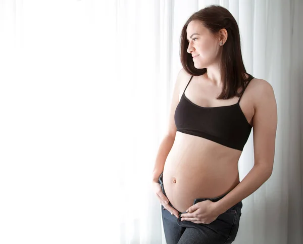 Mujer Embarazada Joven Vistiendo Top Corto Con Barriga Abierta Pantalones — Foto de Stock