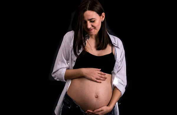 Retrato Mujer Embarazada Sobre Fondo Negro Concepto Embarazo Anticipación Niño — Foto de Stock