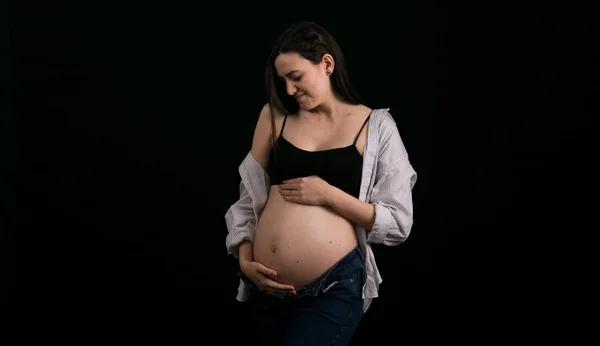 Retrato Mulher Grávida Fundo Preto Conceito Gravidez Antecipação Uma Criança — Fotografia de Stock