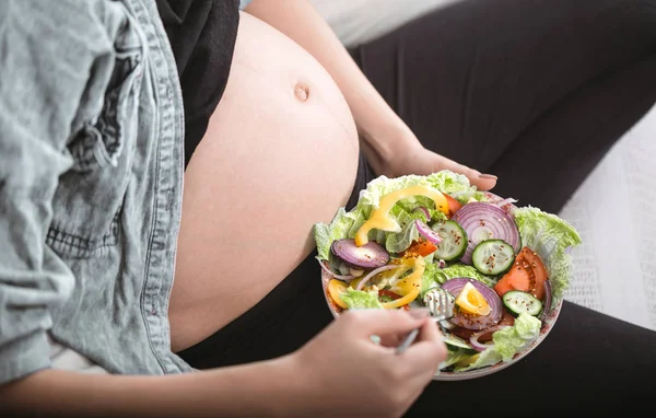 Молодая Беременная Женщина Ест Овощной Салат Дома Концепция Беременности Здорового — стоковое фото