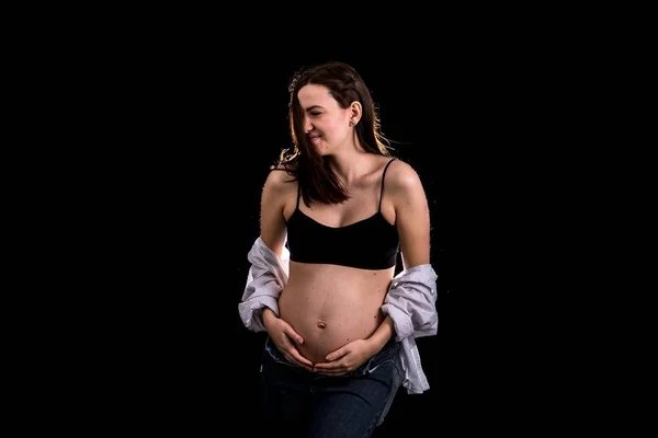 孕妇画像关于黑色背景 怀孕的概念和在孩子的期望 — 图库照片
