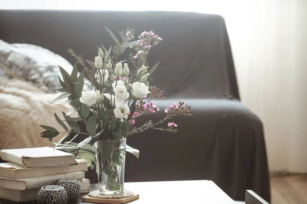 Confortable Salon Intérieur Avec Canapé Noir Vase Avec Des Fleurs — Photo