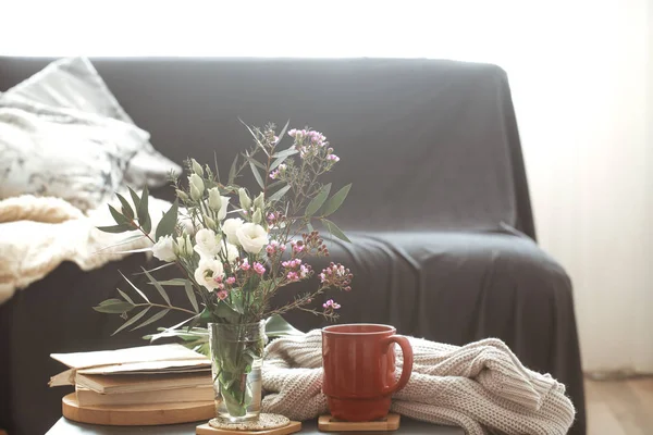 Gemütliches Wohnzimmer Mit Einem Schwarzen Sofa Und Einer Vase Mit — Stockfoto
