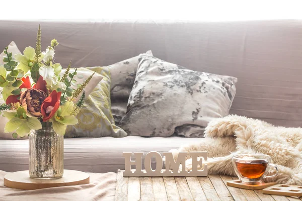 Heimelige Frühlingsausstattung Wohnzimmer Mit Vase Und Blumen Wohnkomfort Konzept — Stockfoto