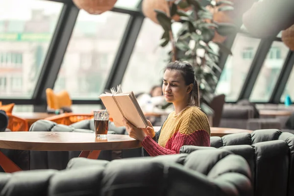 Joven Hermosa Mujer Suéter Naranja Leyendo Interesante Libro Cafetería Concepto — Foto de Stock