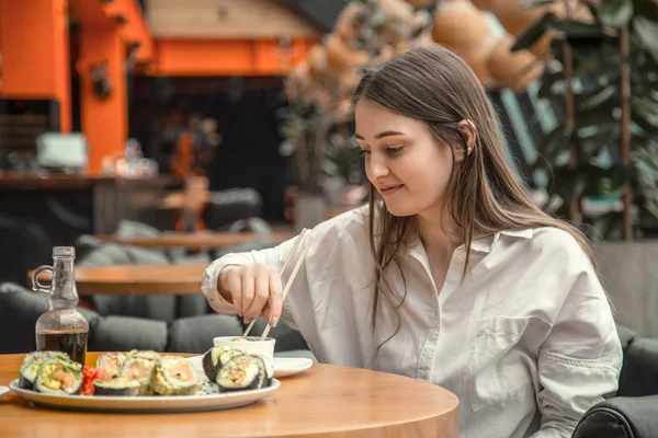 Mujer Joven Comiendo Disfrutando Sushi Fresco Restaurante Lujo Cliente Mujer — Foto de Stock