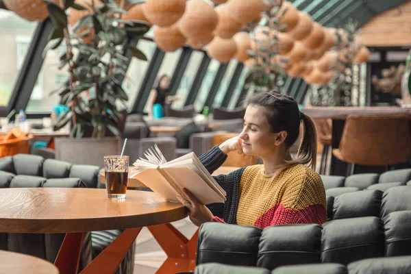 Joven Hermosa Mujer Suéter Naranja Leyendo Interesante Libro Cafetería Concepto — Foto de Stock