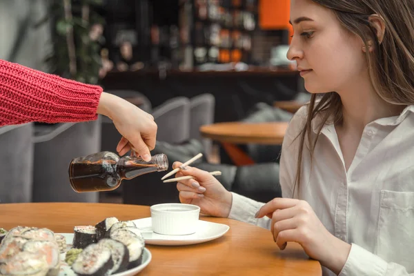 Mujer Vertiendo Salsa Soja Rollo Sushi Palos Salsa Soja Sushi — Foto de Stock