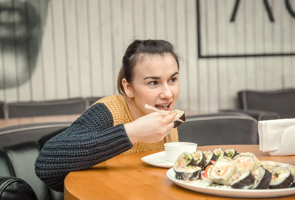 Mujer Joven Comiendo Disfrutando Sushi Fresco Restaurante Lujo Cliente Mujer — Foto de Stock