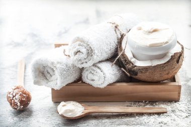 Spa natürmort taze hindistan cevizi ve vücut bakım ürünleri üzerinde açık renkli, spa tedavisi kavramı ile