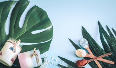 Spa öğelerle bir renk mavi arka plan bir tropikal yaprak, vücut bakımı ve spa bakımları kavramı ile ilgili kompozisyon