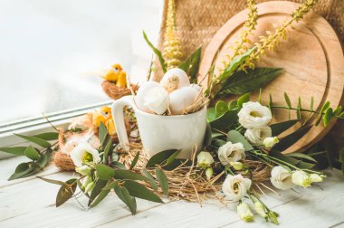 Mutlu Paskalya arka plan. Bir yuvaya pencerenin yakınındaki çiçek dekorasyonu ile Paskalya yumurtası. Bıldırcın yumurtası. Mutlu Paskalya kavramı.