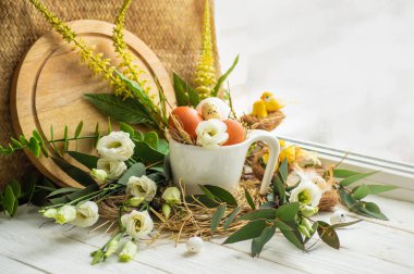 Mutlu Paskalya arka plan. Bir yuvaya pencerenin yakınındaki çiçek dekorasyonu ile Paskalya yumurtası. Bıldırcın yumurtası. Mutlu Paskalya kavramı.