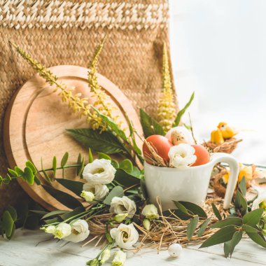 Mutlu Paskalya arka plan. Bir yuvaya pencerenin yakınındaki çiçek dekorasyonu ile Paskalya yumurtası. Bıldırcın yumurtası. Mutlu Paskalya kavramı.