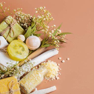 Spa görünümünü top ve vücut bakım aksesuarları renkli arka plan üzerinde ahşap kutusunda. Sabun, yaprak, çiçek, banyo bombalar ve vücut ve yüz aksesuarları ile
