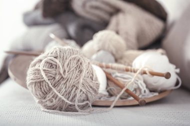 Antika ahşap konuşmacı ve ahşap bir plaka üzerinde bir kalp şeklinde örme için konu. Still life fotoğraf. Konfor kavramını