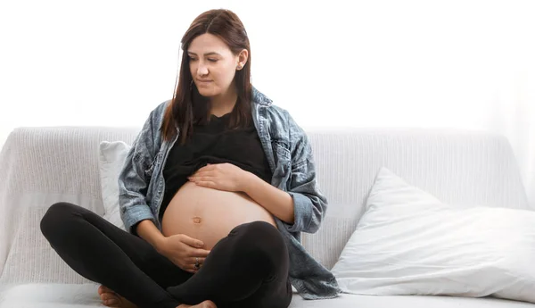 Jeune Belle Femme Enceinte Assise Sur Canapé Maison Par Fenêtre — Photo