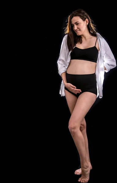 孕妇画像关于黑色背景 怀孕的概念和在孩子的期望 — 图库照片