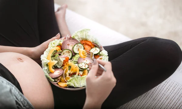 年轻孕妇在家吃蔬菜沙拉 怀孕和健康饮食的概念 — 图库照片