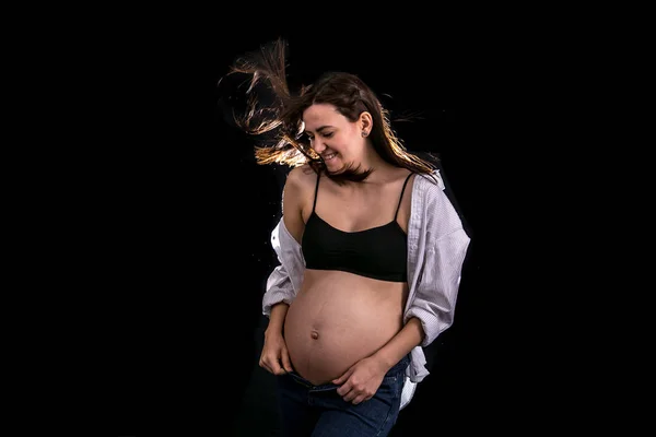 Hamile Kadın Portre Siyah Arka Plan Gebeliğin Beklentisiyle Bir Çocuk — Stok fotoğraf