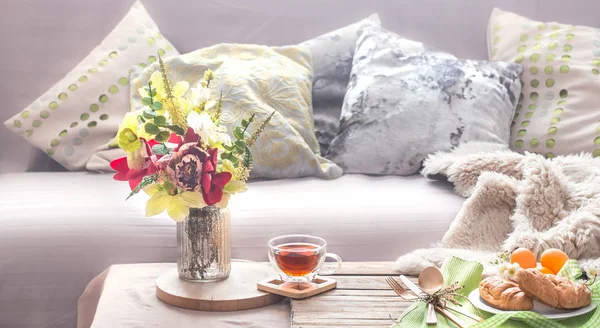 Homely Confortable Intérieur Printemps Dans Salon Avec Vase Des Fleurs — Photo