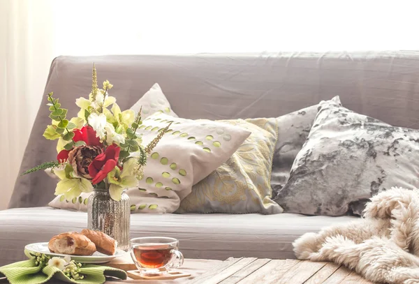 Domácké Útulné Jara Interiér Obývacím Pokoji Vázy Květiny Domácí Snídaně — Stock fotografie