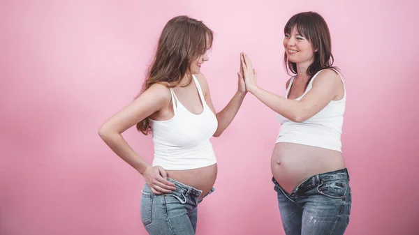 Conceito Maternidade Duas Mulheres Grávidas Bonitas Com Uma Barriga Aberta — Fotografia de Stock