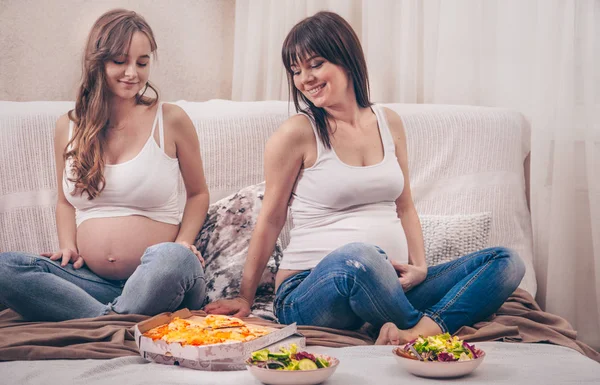 Concept Maternité Deux Femmes Enceintes Mangeant Pizza Salade Maison Sur — Photo