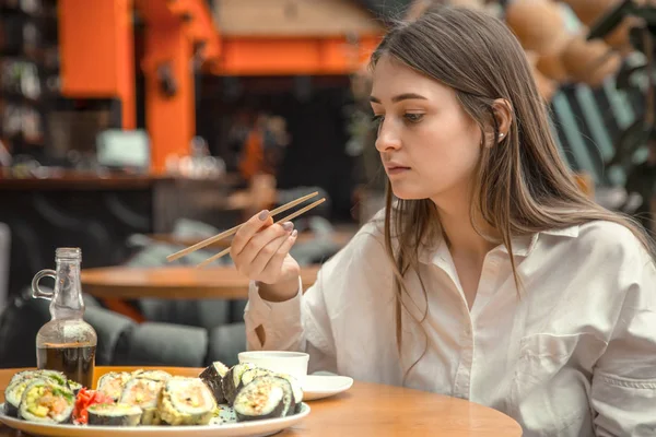Mujer Joven Comiendo Disfrutando Sushi Fresco Restaurante Lujo Cliente Mujer — Foto de Stock
