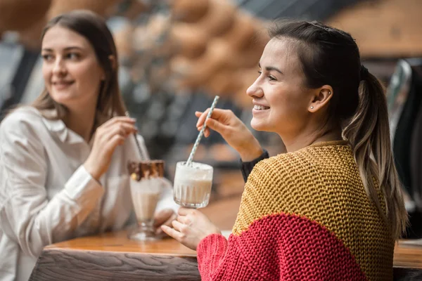 Dos Mujeres Felices Están Sentadas Café Bebiendo Batidos Contándose Historias — Foto de Stock