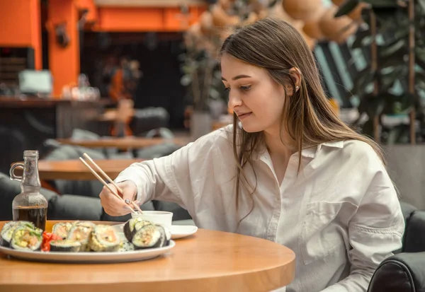 Mujer Joven Comiendo Disfrutando Sushi Fresco Restaurante Lujo Cliente Mujer — Foto de Stock