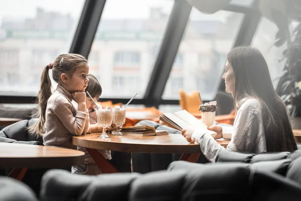 Mujeres Jóvenes Felices Madre Con Niños Sentados Mesa Hablando Restaurante — Foto de Stock