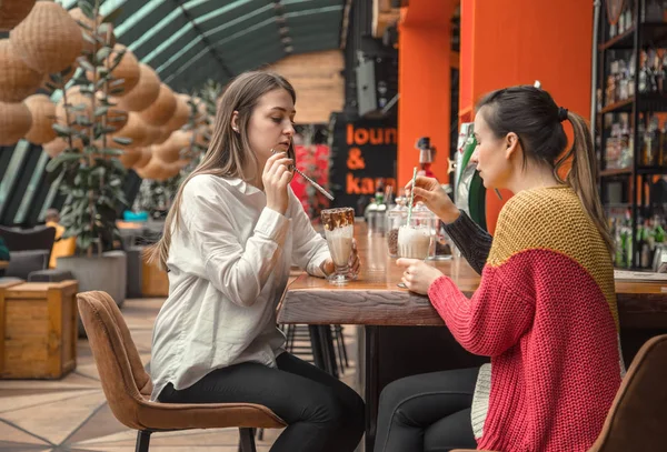 Dvě Šťastné Ženy Jsou Sedí Kavárně Pití Mléčné Koktejly Navzájem — Stock fotografie