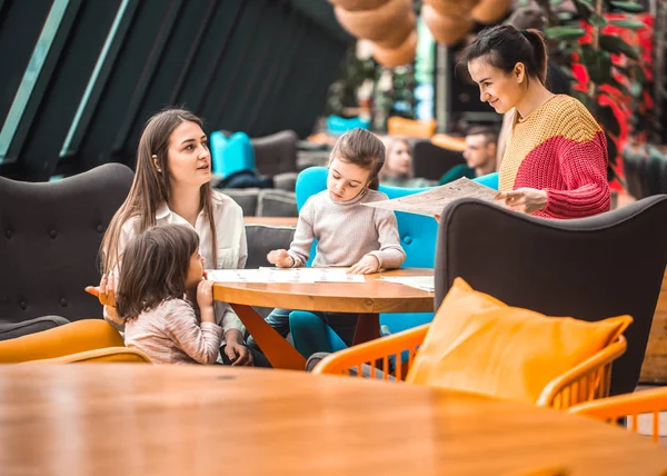 Mujeres Jóvenes Felices Con Niños Sentados Mesa Restaurante Ocio Comunicación — Foto de Stock