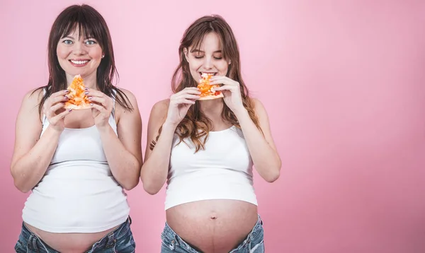 Concept Alimentaire Deux Belles Femmes Enceintes Mangeant Pizza Sur Fond — Photo