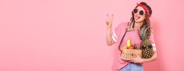 Красивая Молодая Девушка Розовой Футболке Очках Держит Полный Соломенный Мешок — стоковое фото