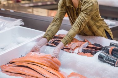 Marketteki kadın. Somon Balık onun elinde tutan güzel ve genç birbayan. Sağlıklı beslenme kavramı. Deniz ürünleri