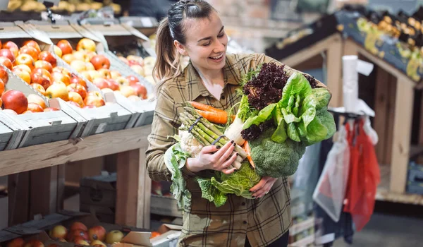 Marketteki Kadın Bir Süpermarkette Alışveriş Taze Organik Sebze Satın Alma — Stok fotoğraf