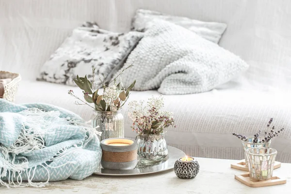 Ev dekorasyonu iç. Bir vazo çiçekler ve mumlar turkuaz battaniye ve hasır sepet — Stok fotoğraf