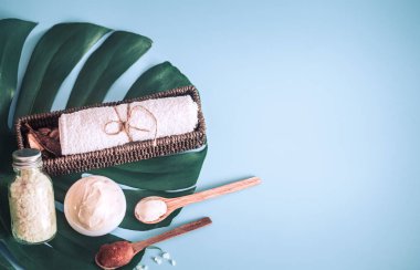 Spa öğeleri renkli bir arka plan üzerinde bileşimi