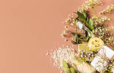 Renkli arka plan üzerinde vücut ve yüz aksesuarları Spa konseptiyle