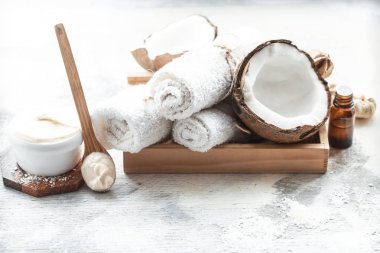 bir şişe ve taze hindistan cevizi hindistan cevizi yağı ile natürmort