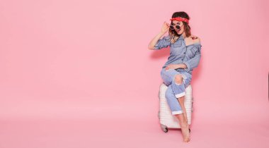 Güzel genç kız kot gömlek su çıkartma dövme akışı ile