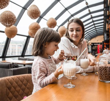 Çocuk bir milkshake içme mutlu genç kadınlar anne