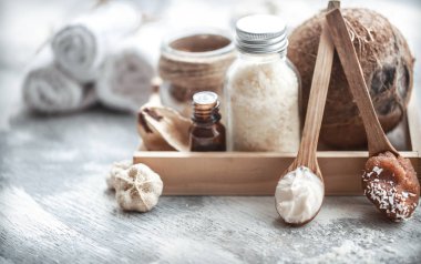 Spa natürmort taze hindistan cevizi ve vücut bakım ürünleri