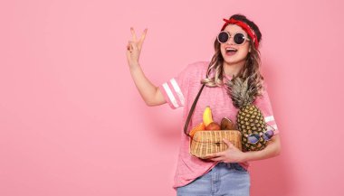 Sağlıklı gıda, bir kızla portresi meyveler, üzerinde pembe bir backgrou