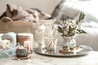 Ev dekorasyonu iç. Turkuaz battaniye ve hasır